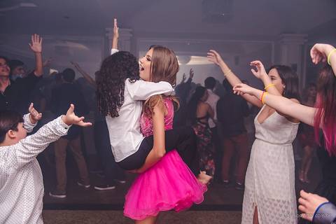 lindo aniversário de 15 anos da Sarah realizado em Vitória por fotógrafos de casamento de vila velha fotógrafos de casamento de Vitória fotógrafos de casamento de Serra ES com vestido making of e maquiagem e fotos de balada e dança'