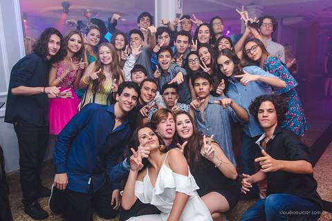 lindo aniversário de 15 anos da Sarah realizado em Vitória por fotógrafos de casamento de vila velha fotógrafos de casamento de Vitória fotógrafos de casamento de Serra ES com vestido making of e maquiagem e fotos de balada e dança'