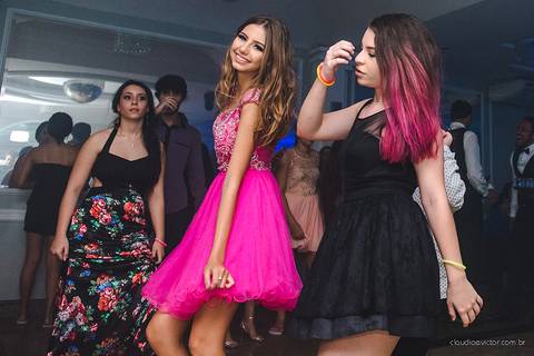 lindo aniversário de 15 anos da Sarah realizado em Vitória por fotógrafos de casamento de vila velha fotógrafos de casamento de Vitória fotógrafos de casamento de Serra ES com vestido making of e maquiagem e fotos de balada e dança'