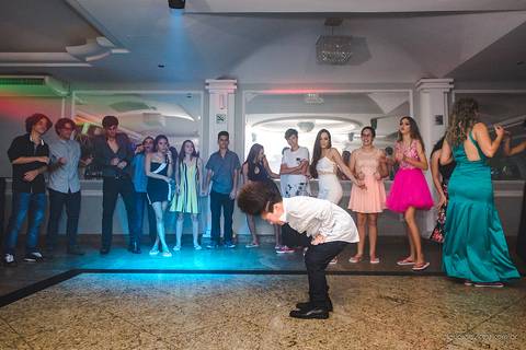 lindo aniversário de 15 anos da Sarah realizado em Vitória por fotógrafos de casamento de vila velha fotógrafos de casamento de Vitória fotógrafos de casamento de Serra ES com vestido making of e maquiagem e fotos de balada e dança'