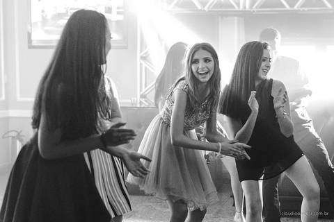 lindo aniversário de 15 anos da Sarah realizado em Vitória por fotógrafos de casamento de vila velha fotógrafos de casamento de Vitória fotógrafos de casamento de Serra ES com vestido making of e maquiagem e fotos de balada e dança'