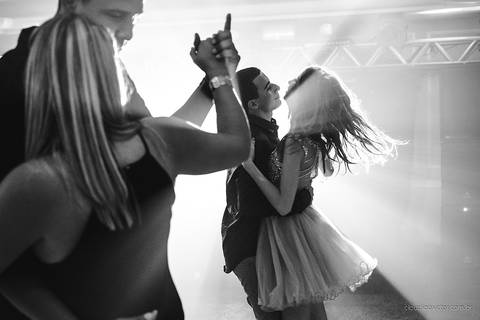 lindo aniversário de 15 anos da Sarah realizado em Vitória por fotógrafos de casamento de vila velha fotógrafos de casamento de Vitória fotógrafos de casamento de Serra ES com vestido making of e maquiagem e fotos de balada e dança'