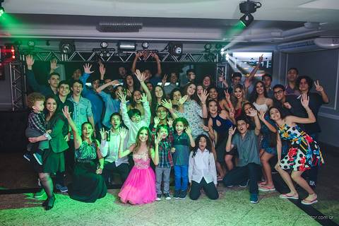 lindo aniversário de 15 anos da Sarah realizado em Vitória por fotógrafos de casamento de vila velha fotógrafos de casamento de Vitória fotógrafos de casamento de Serra ES com vestido making of e maquiagem e fotos de balada e dança'