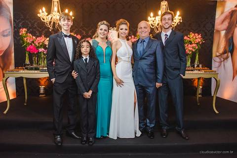 lindo aniversário de 15 anos da Sarah realizado em Vitória por fotógrafos de casamento de vila velha fotógrafos de casamento de Vitória fotógrafos de casamento de Serra ES com vestido making of e maquiagem e fotos de balada e dança'