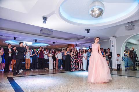 lindo aniversário de 15 anos da Sarah realizado em Vitória por fotógrafos de casamento de vila velha fotógrafos de casamento de Vitória fotógrafos de casamento de Serra ES com vestido making of e maquiagem e fotos de balada e dança'