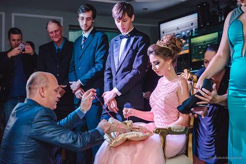lindo aniversário de 15 anos da Sarah realizado em Vitória por fotógrafos de casamento de vila velha fotógrafos de casamento de Vitória fotógrafos de casamento de Serra ES com vestido making of e maquiagem e fotos de balada e dança'