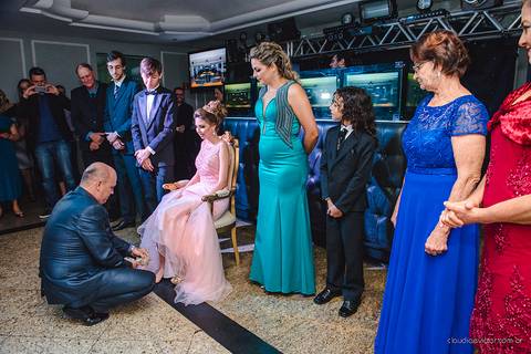 lindo aniversário de 15 anos da Sarah realizado em Vitória por fotógrafos de casamento de vila velha fotógrafos de casamento de Vitória fotógrafos de casamento de Serra ES com vestido making of e maquiagem e fotos de balada e dança'