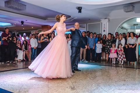 lindo aniversário de 15 anos da Sarah realizado em Vitória por fotógrafos de casamento de vila velha fotógrafos de casamento de Vitória fotógrafos de casamento de Serra ES com vestido making of e maquiagem e fotos de balada e dança'