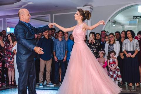lindo aniversário de 15 anos da Sarah realizado em Vitória por fotógrafos de casamento de vila velha fotógrafos de casamento de Vitória fotógrafos de casamento de Serra ES com vestido making of e maquiagem e fotos de balada e dança'