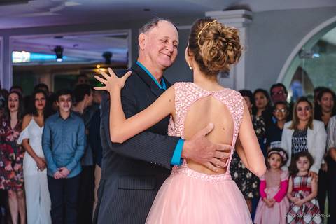 lindo aniversário de 15 anos da Sarah realizado em Vitória por fotógrafos de casamento de vila velha fotógrafos de casamento de Vitória fotógrafos de casamento de Serra ES com vestido making of e maquiagem e fotos de balada e dança'