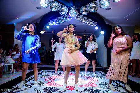 Aniversário de 15 anos fotografado por fotógrafos de casamento de vila velha fotógrafos de casamento de vitória fotógrafos de casamento de serra Espírito santo ES no cerimonial com pista de dança e making of'