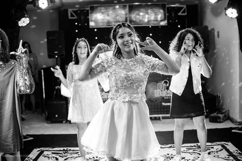 Aniversário de 15 anos fotografado por fotógrafos de casamento de vila velha fotógrafos de casamento de vitória fotógrafos de casamento de serra Espírito santo ES no cerimonial com pista de dança e making of'