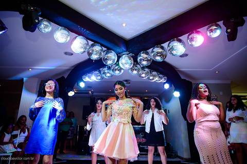 Aniversário de 15 anos fotografado por fotógrafos de casamento de vila velha fotógrafos de casamento de vitória fotógrafos de casamento de serra Espírito santo ES no cerimonial com pista de dança e making of'