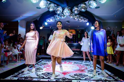 Aniversário de 15 anos fotografado por fotógrafos de casamento de vila velha fotógrafos de casamento de vitória fotógrafos de casamento de serra Espírito santo ES no cerimonial com pista de dança e making of'