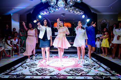 Aniversário de 15 anos fotografado por fotógrafos de casamento de vila velha fotógrafos de casamento de vitória fotógrafos de casamento de serra Espírito santo ES no cerimonial com pista de dança e making of'