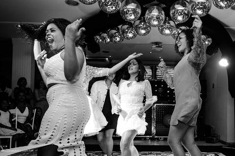 Aniversário de 15 anos fotografado por fotógrafos de casamento de vila velha fotógrafos de casamento de vitória fotógrafos de casamento de serra Espírito santo ES no cerimonial com pista de dança e making of'