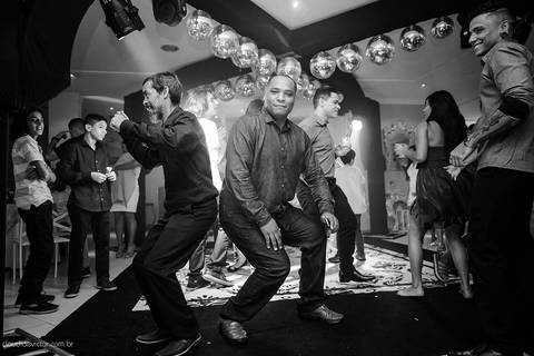 Aniversário de 15 anos fotografado por fotógrafos de casamento de vila velha fotógrafos de casamento de vitória fotógrafos de casamento de serra Espírito santo ES no cerimonial com pista de dança e making of'