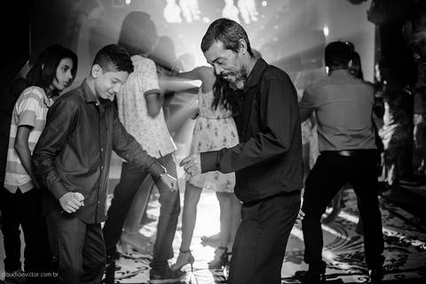 Aniversário de 15 anos fotografado por fotógrafos de casamento de vila velha fotógrafos de casamento de vitória fotógrafos de casamento de serra Espírito santo ES no cerimonial com pista de dança e making of'