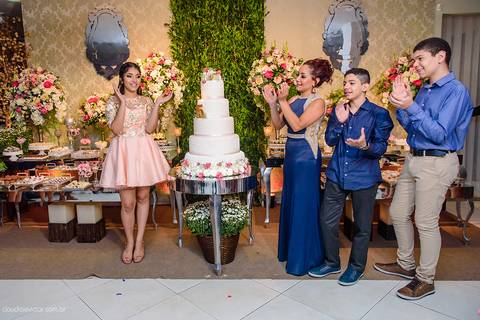 Aniversário de 15 anos fotografado por fotógrafos de casamento de vila velha fotógrafos de casamento de vitória fotógrafos de casamento de serra Espírito santo ES no cerimonial com pista de dança e making of'