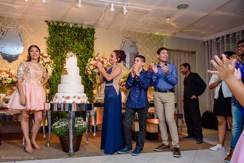 Aniversário de 15 anos fotografado por fotógrafos de casamento de vila velha fotógrafos de casamento de vitória fotógrafos de casamento de serra Espírito santo ES no cerimonial com pista de dança e making of'