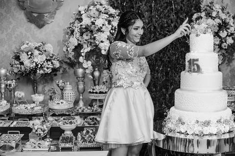 Aniversário de 15 anos fotografado por fotógrafos de casamento de vila velha fotógrafos de casamento de vitória fotógrafos de casamento de serra Espírito santo ES no cerimonial com pista de dança e making of'