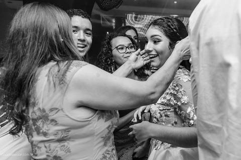 Aniversário de 15 anos fotografado por fotógrafos de casamento de vila velha fotógrafos de casamento de vitória fotógrafos de casamento de serra Espírito santo ES no cerimonial com pista de dança e making of'