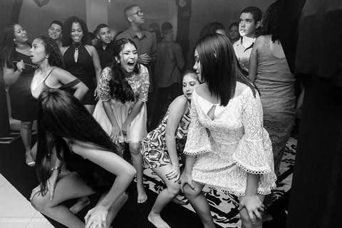 Aniversário de 15 anos fotografado por fotógrafos de casamento de vila velha fotógrafos de casamento de vitória fotógrafos de casamento de serra Espírito santo ES no cerimonial com pista de dança e making of'