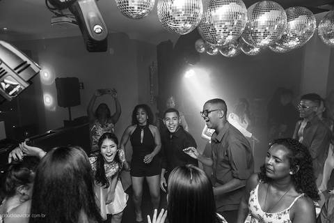 Aniversário de 15 anos fotografado por fotógrafos de casamento de vila velha fotógrafos de casamento de vitória fotógrafos de casamento de serra Espírito santo ES no cerimonial com pista de dança e making of'