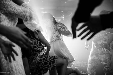 Aniversário de 15 anos fotografado por fotógrafos de casamento de vila velha fotógrafos de casamento de vitória fotógrafos de casamento de serra Espírito santo ES no cerimonial com pista de dança e making of'