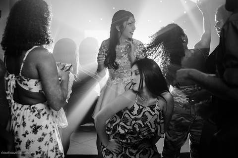 Aniversário de 15 anos fotografado por fotógrafos de casamento de vila velha fotógrafos de casamento de vitória fotógrafos de casamento de serra Espírito santo ES no cerimonial com pista de dança e making of'