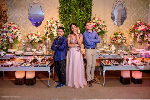 Aniversário de 15 anos fotografado por fotógrafos de casamento de vila velha fotógrafos de casamento de vitória fotógrafos de casamento de serra Espírito santo ES no cerimonial com pista de dança e making of'