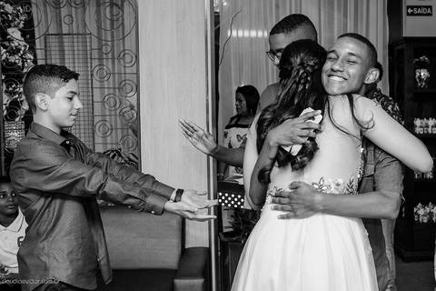 Aniversário de 15 anos fotografado por fotógrafos de casamento de vila velha fotógrafos de casamento de vitória fotógrafos de casamento de serra Espírito santo ES no cerimonial com pista de dança e making of'