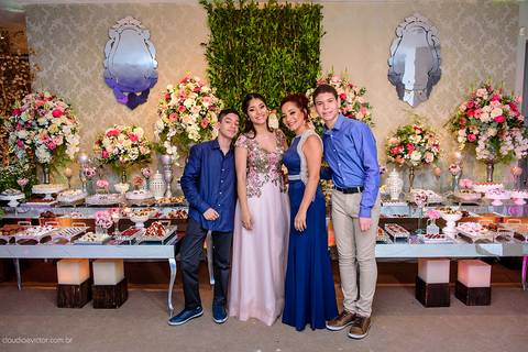 Aniversário de 15 anos fotografado por fotógrafos de casamento de vila velha fotógrafos de casamento de vitória fotógrafos de casamento de serra Espírito santo ES no cerimonial com pista de dança e making of'