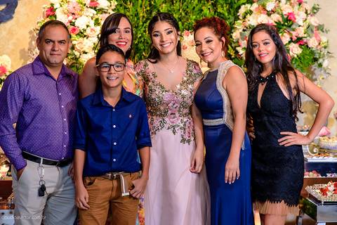 Aniversário de 15 anos fotografado por fotógrafos de casamento de vila velha fotógrafos de casamento de vitória fotógrafos de casamento de serra Espírito santo ES no cerimonial com pista de dança e making of'