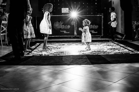 Aniversário de 15 anos fotografado por fotógrafos de casamento de vila velha fotógrafos de casamento de vitória fotógrafos de casamento de serra Espírito santo ES no cerimonial com pista de dança e making of'