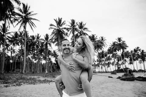 Lindo ensaio de casal realizado num barco em aracruz santa cruz com noivo e noiva por fotógrafos de casamento de Vila Velha fotógrafos de casamento de vitória fotógrafos de casamento de serra Espirito santo ES'