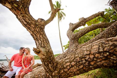 Lindo ensaio de casal realizado num barco em aracruz santa cruz com noivo e noiva por fotógrafos de casamento de Vila Velha fotógrafos de casamento de vitória fotógrafos de casamento de serra Espirito santo ES'