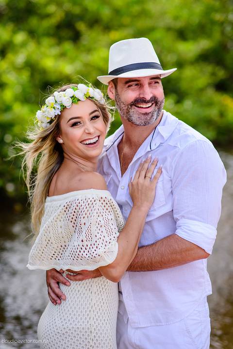 Lindo ensaio de casal realizado num barco em aracruz santa cruz com noivo e noiva por fotógrafos de casamento de Vila Velha fotógrafos de casamento de vitória fotógrafos de casamento de serra Espirito santo ES'