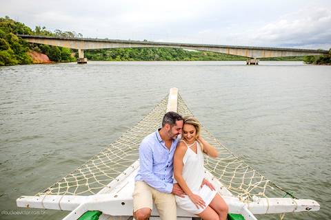 Lindo ensaio de casal realizado num barco em aracruz santa cruz com noivo e noiva por fotógrafos de casamento de Vila Velha fotógrafos de casamento de vitória fotógrafos de casamento de serra Espirito santo ES'