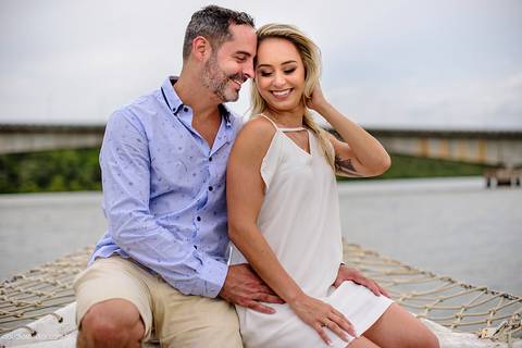 Lindo ensaio de casal realizado num barco em aracruz santa cruz com noivo e noiva por fotógrafos de casamento de Vila Velha fotógrafos de casamento de vitória fotógrafos de casamento de serra Espirito santo ES'