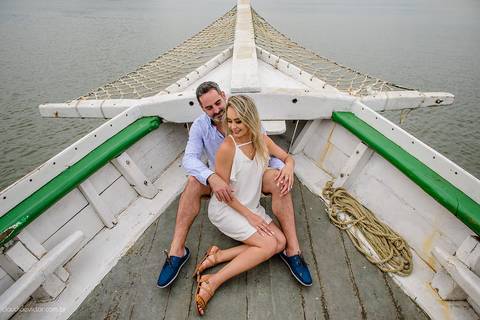 Lindo ensaio de casal realizado num barco em aracruz santa cruz com noivo e noiva por fotógrafos de casamento de Vila Velha fotógrafos de casamento de vitória fotógrafos de casamento de serra Espirito santo ES'