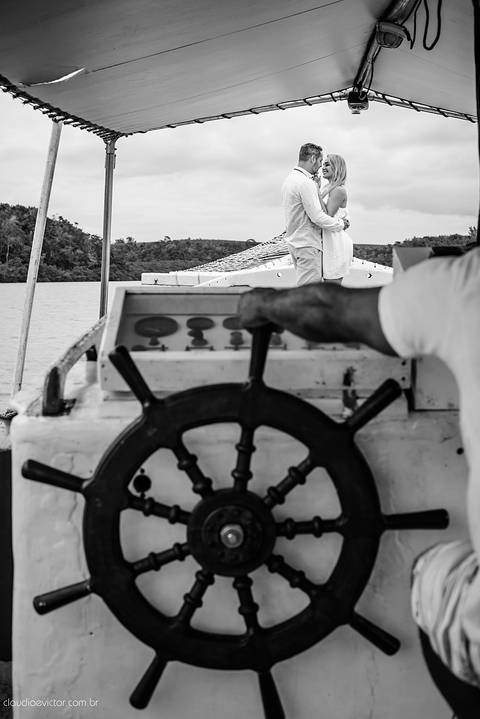 Lindo ensaio de casal realizado num barco em aracruz santa cruz com noivo e noiva por fotógrafos de casamento de Vila Velha fotógrafos de casamento de vitória fotógrafos de casamento de serra Espirito santo ES'