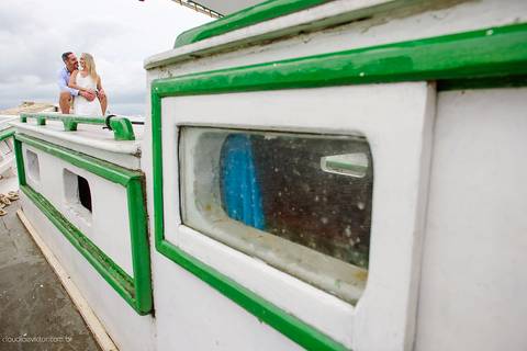 Lindo ensaio de casal realizado num barco em aracruz santa cruz com noivo e noiva por fotógrafos de casamento de Vila Velha fotógrafos de casamento de vitória fotógrafos de casamento de serra Espirito santo ES'