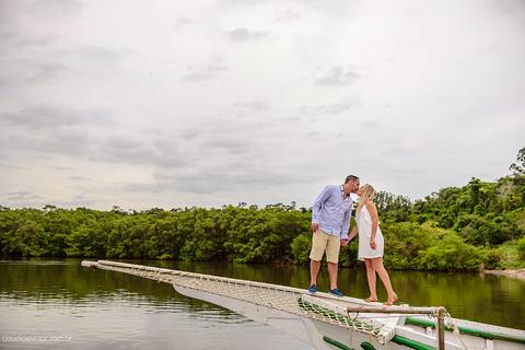 Lindo ensaio de casal realizado num barco em aracruz santa cruz com noivo e noiva por fotógrafos de casamento de Vila Velha fotógrafos de casamento de vitória fotógrafos de casamento de serra Espirito santo ES'