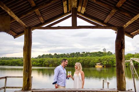Lindo ensaio de casal realizado num barco em aracruz santa cruz com noivo e noiva por fotógrafos de casamento de Vila Velha fotógrafos de casamento de vitória fotógrafos de casamento de serra Espirito santo ES'