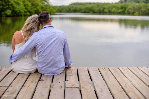 Lindo ensaio de casal realizado num barco em aracruz santa cruz com noivo e noiva por fotógrafos de casamento de Vila Velha fotógrafos de casamento de vitória fotógrafos de casamento de serra Espirito santo ES'