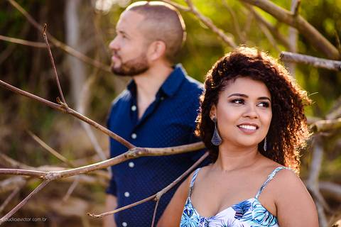 Lindo ensaio casal e namoro realizado em Praia Grande e Praia Formosa Aracruz por fotógrafos de casamento de vila velha fotógrafos de casamento de vitória fotógrafos de casamento de serra Espirito santo ES com Golden Retriever e cachorro'
