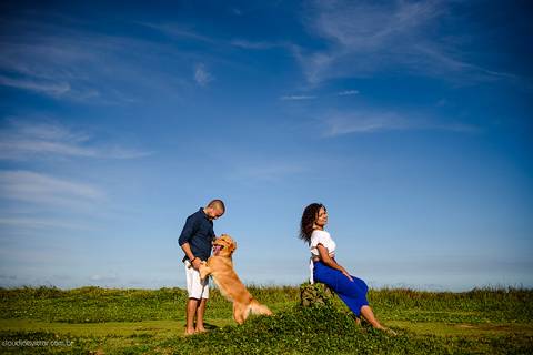 Lindo ensaio casal e namoro realizado em Praia Grande e Praia Formosa Aracruz por fotógrafos de casamento de vila velha fotógrafos de casamento de vitória fotógrafos de casamento de serra Espirito santo ES com Golden Retriever e cachorro'