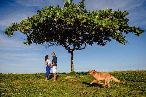 Lindo ensaio casal e namoro realizado em Praia Grande e Praia Formosa Aracruz por fotógrafos de casamento de vila velha fotógrafos de casamento de vitória fotógrafos de casamento de serra Espirito santo ES com Golden Retriever e cachorro'