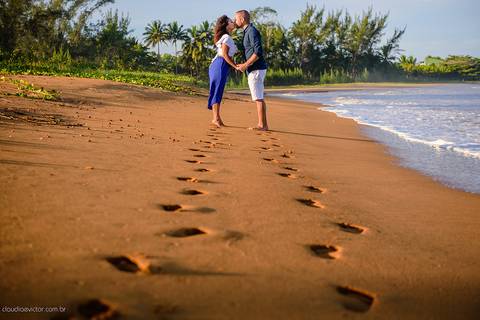 Lindo ensaio casal e namoro realizado em Praia Grande e Praia Formosa Aracruz por fotógrafos de casamento de vila velha fotógrafos de casamento de vitória fotógrafos de casamento de serra Espirito santo ES com Golden Retriever e cachorro'